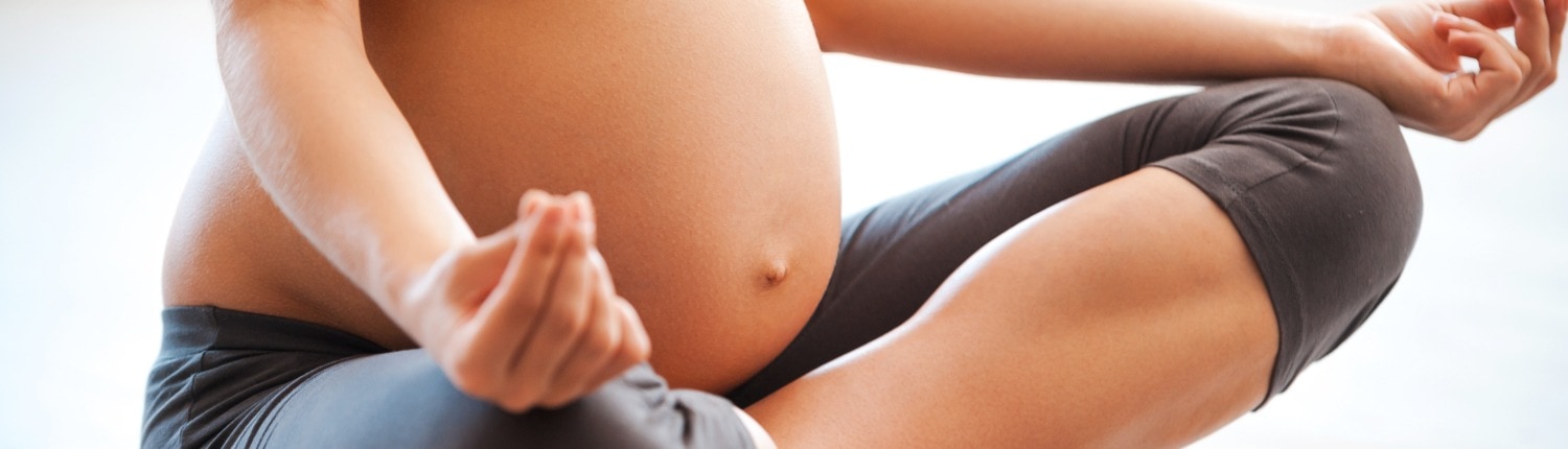 Gravid som utför gravidyoga